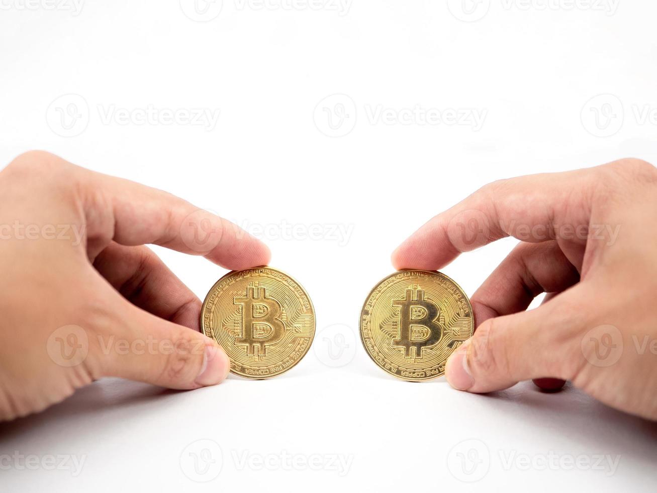 mano atrapar oro bitcoin blanco aislado foto