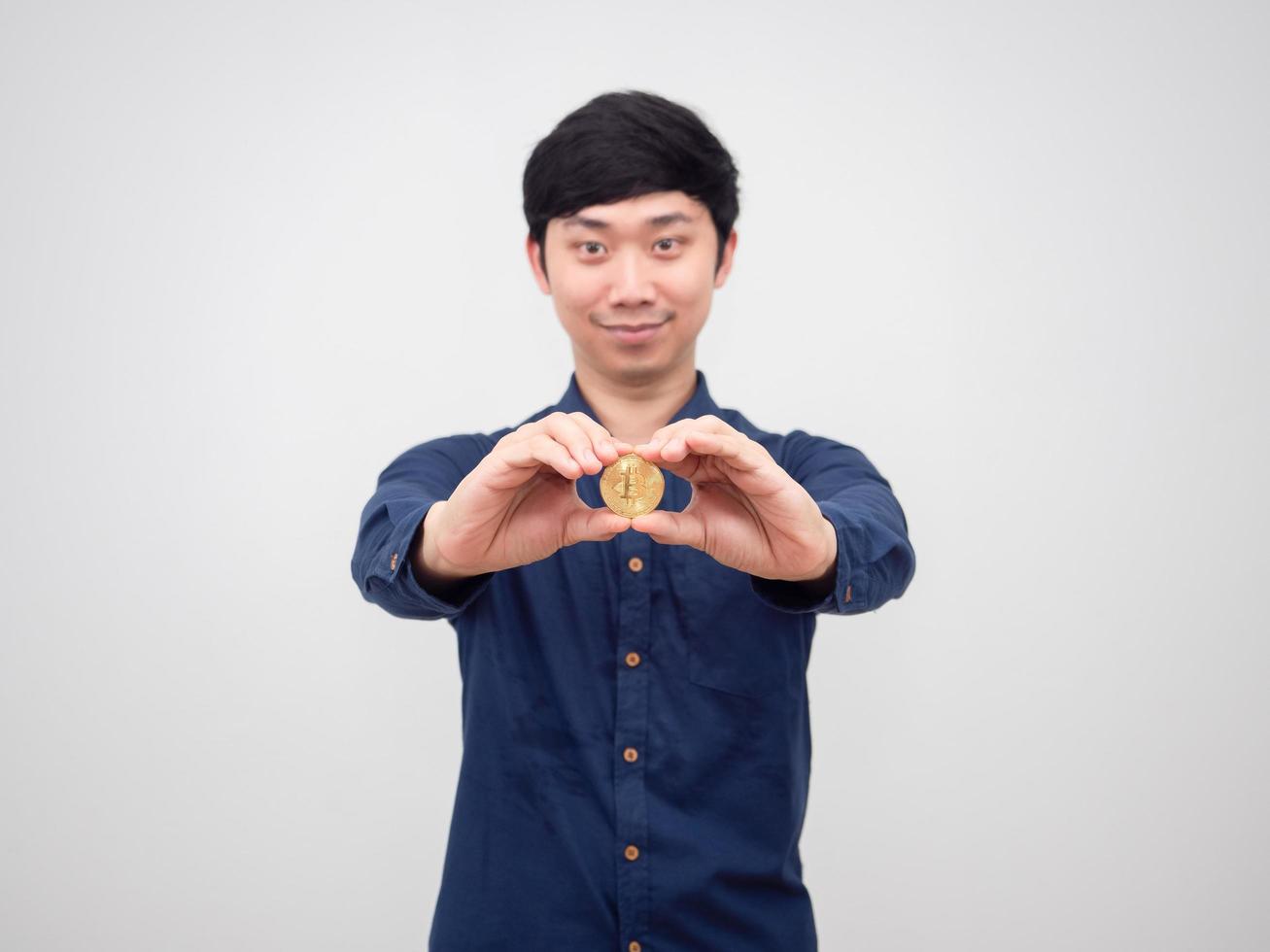 hombre asiático alegre mostrar mano sosteniendo bitcoin de oro sobre fondo blanco foto