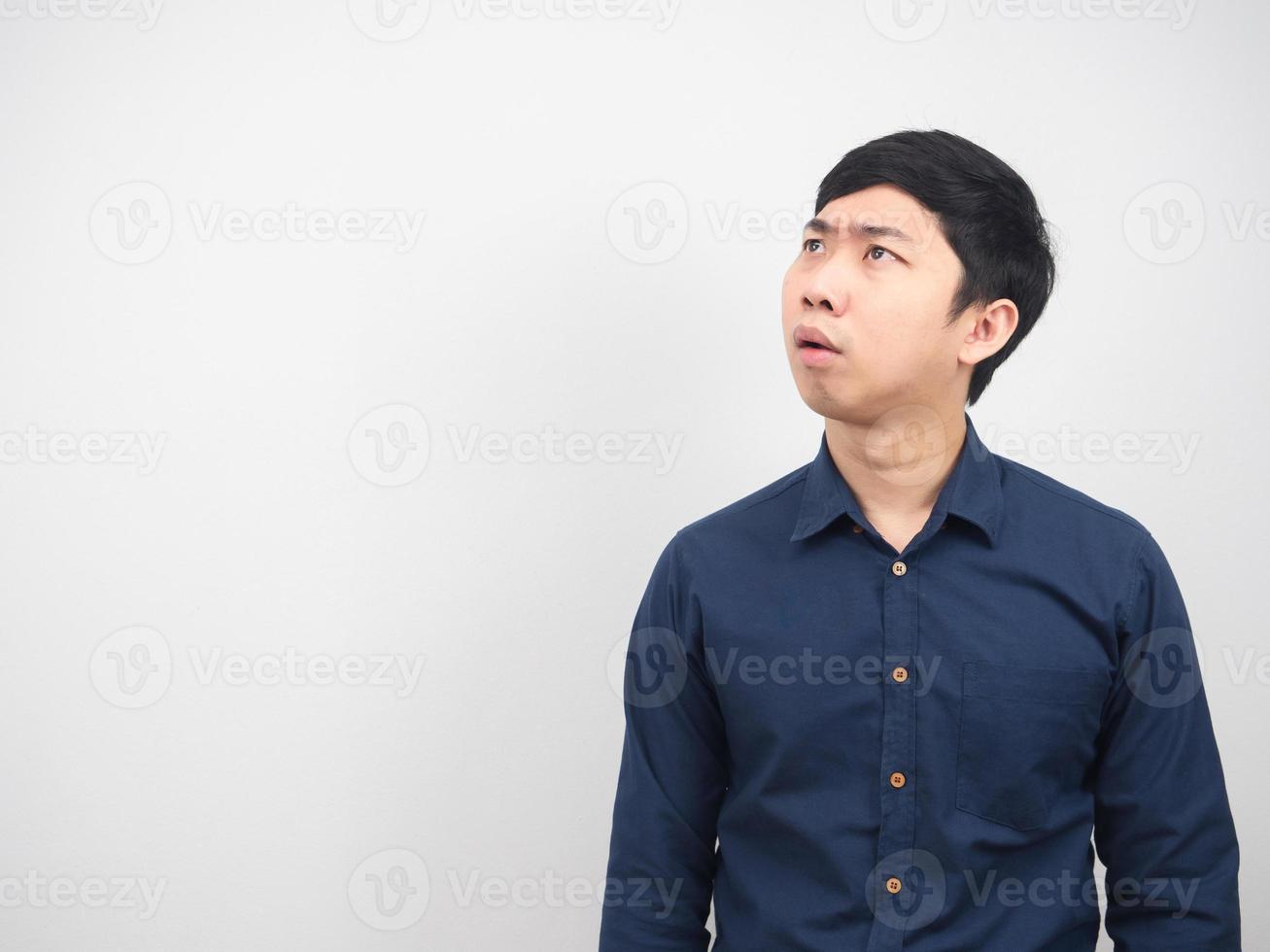 hombre cara seria sintiéndose confundido mirando el espacio de copia foto