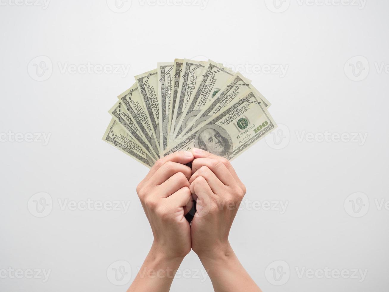 mano sosteniendo un montón de dinero dólar aislado foto