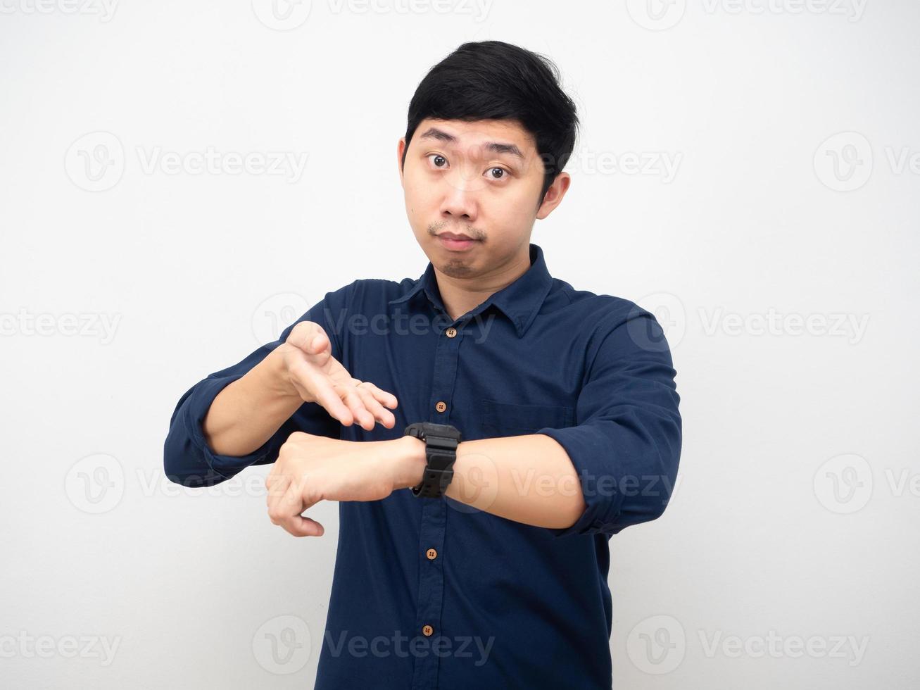 el hombre muestra su reloj en su concepto de tiempo tarde foto