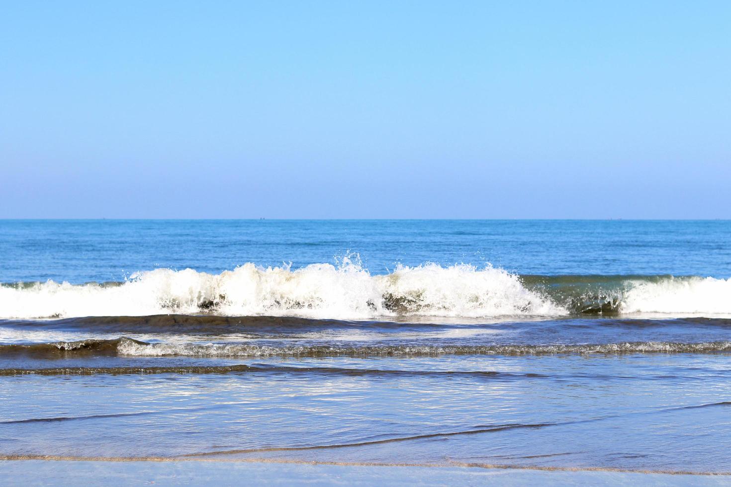 Waves on the blue ocean, the wave breaks shoreline, the beauty of ocean wave photo