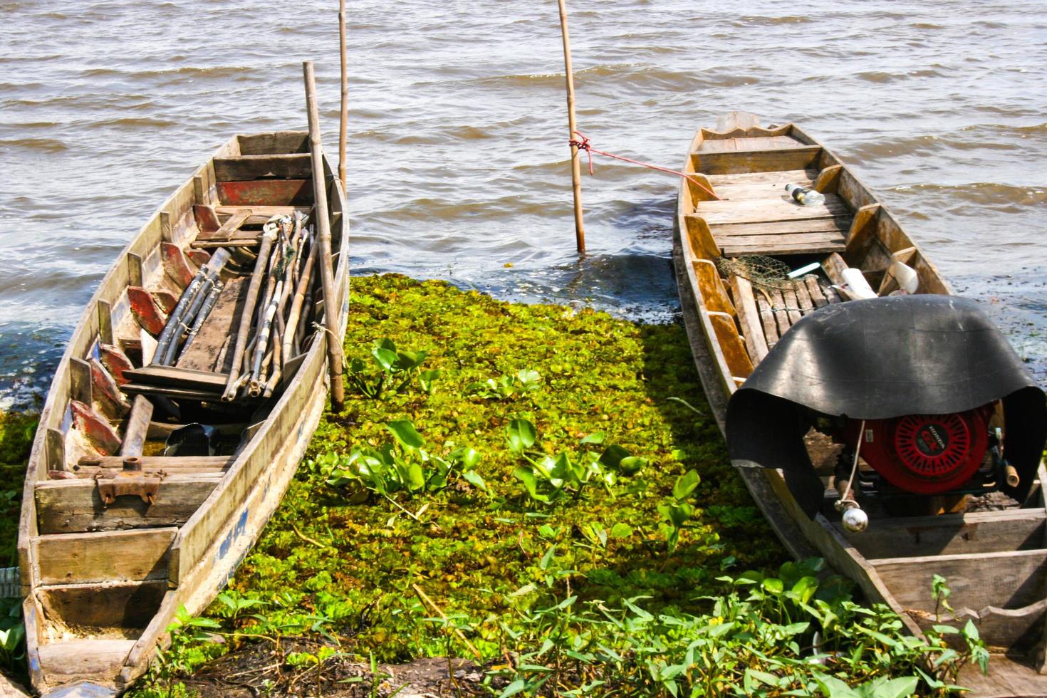 viejo barco de madera pescador en el lago sur de tailandia y viajes foto