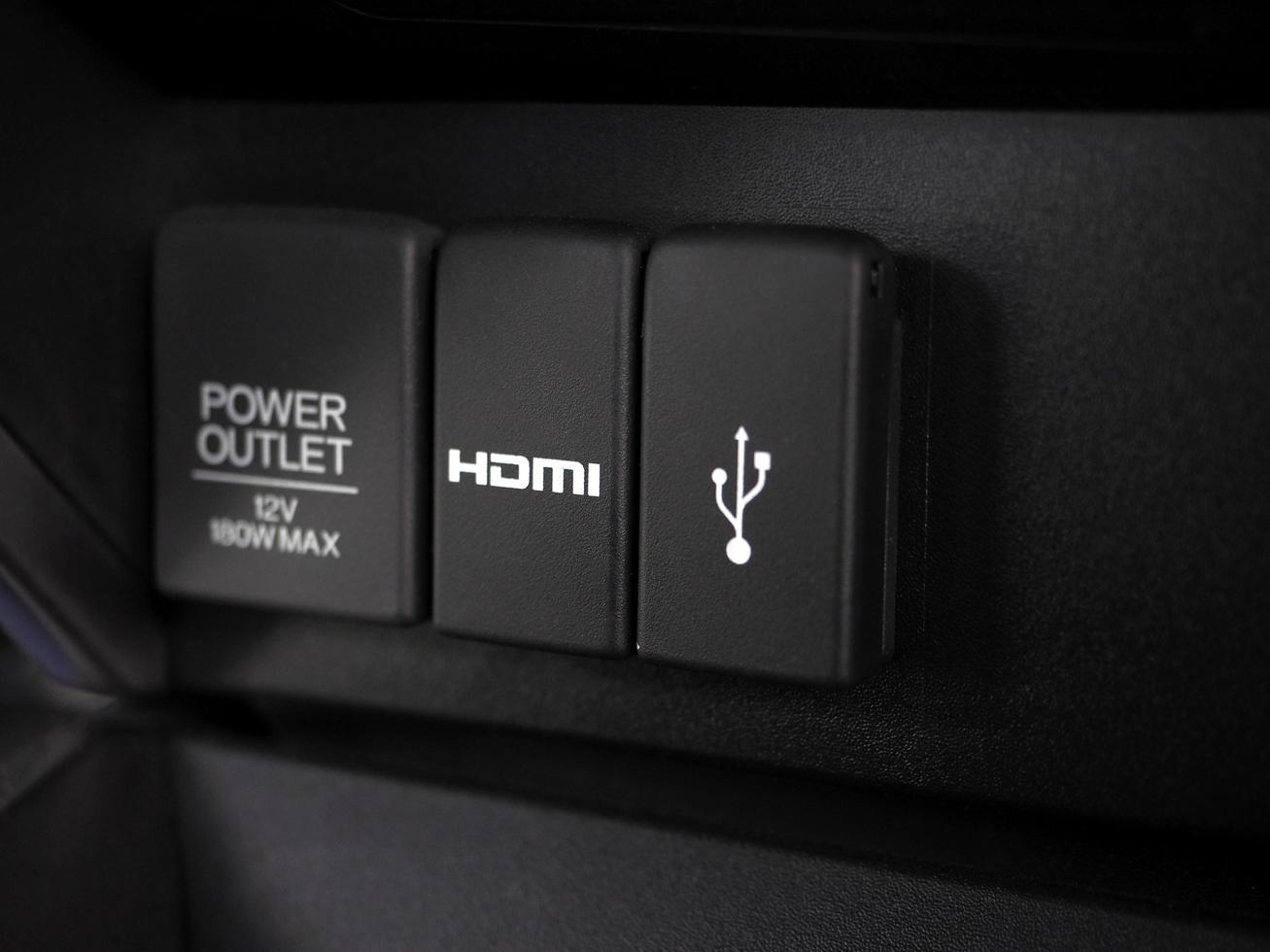 toma de corriente y hdmi y usb interior el coche brillante y limpio foto