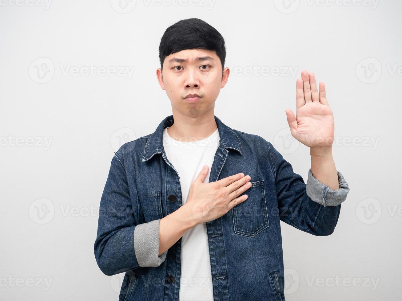 camisa de mezclilla de hombre asiático toca su pecho y entrega la mano foto