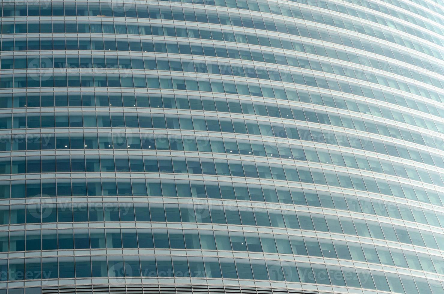 pared de vidrio transparente del edificio moderno de oficinas foto