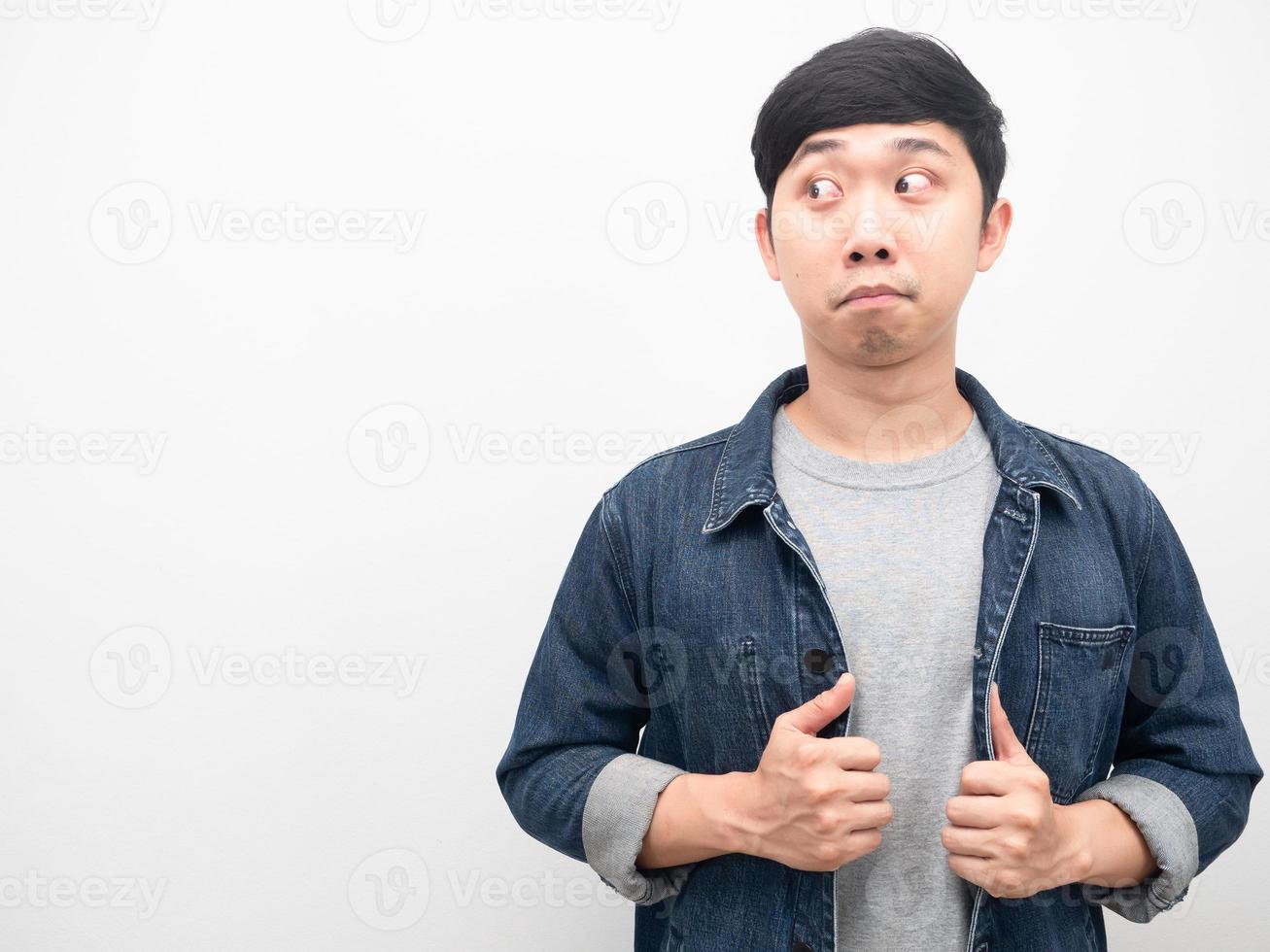 camisa de mezclilla de hombre mirando el espacio de copia fondo blanco foto