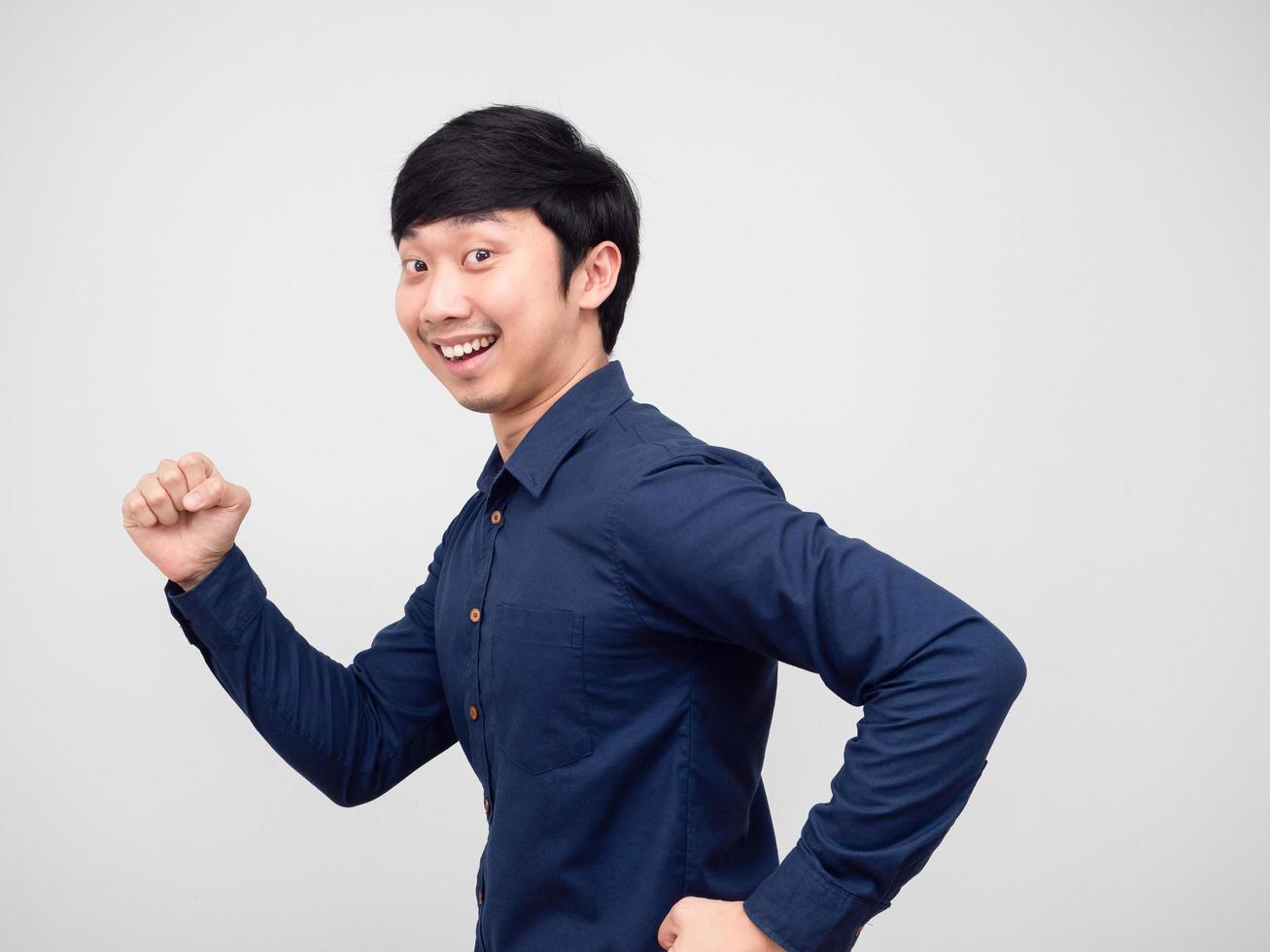 retrato hombre asiático ejecutar gesto feliz sonrisa cara fondo blanco foto