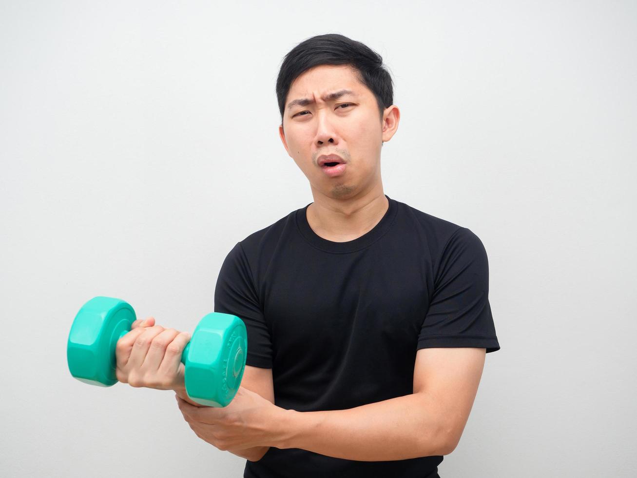 hombre sosteniendo drumbbell sintiendo dolor en la mano después del entrenamiento emoción triste foto