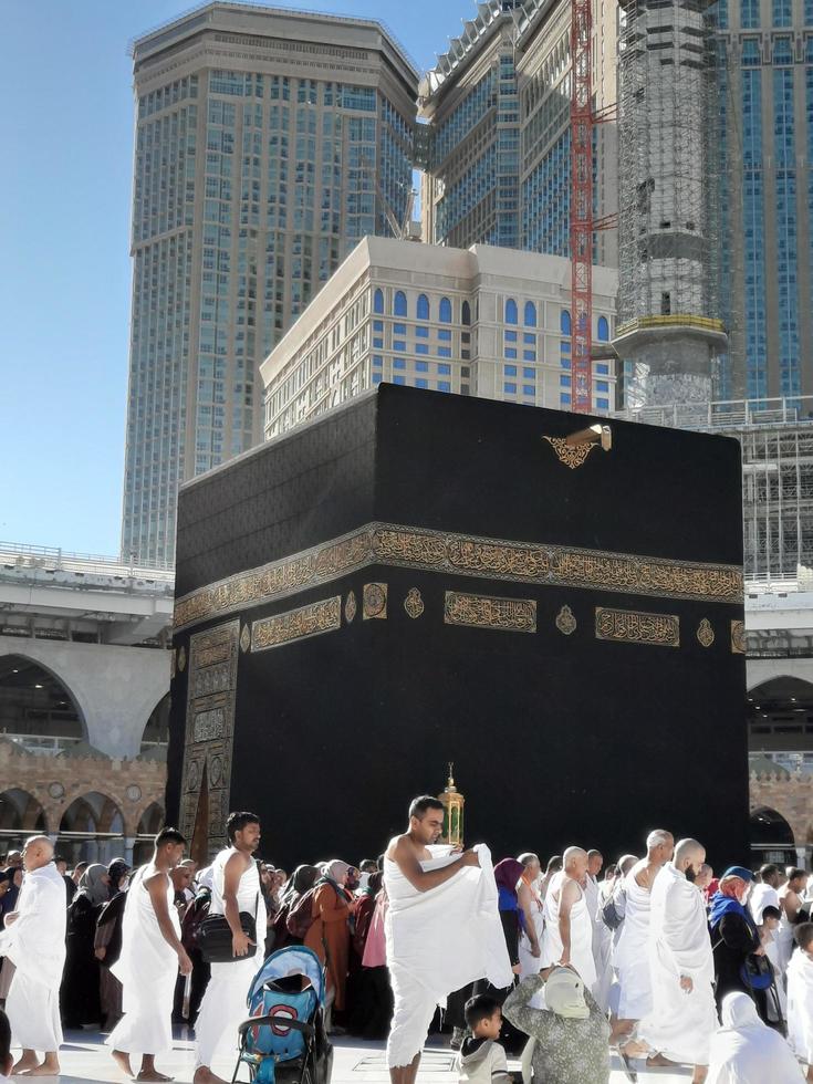 la meca, arabia saudita, diciembre de 2022 - peregrinos de todo el mundo están realizando tawaf en masjid al haram en la meca. foto