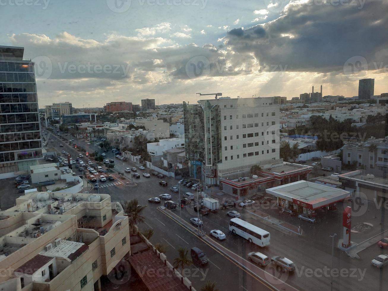 hermoso horizonte diurno de la ciudad de jeddah, la segunda ciudad más grande de arabia saudita. foto