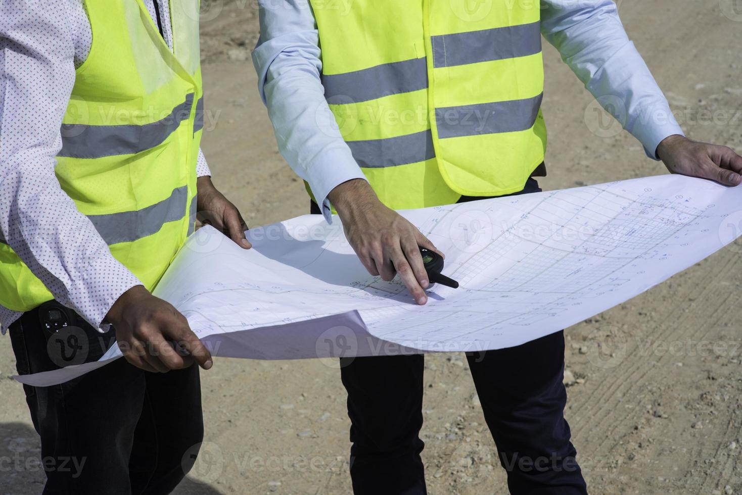 el ingeniero topógrafo está midiendo el nivel en el sitio de construcción. los topógrafos aseguran mediciones precisas antes de emprender grandes proyectos de construcción. foto