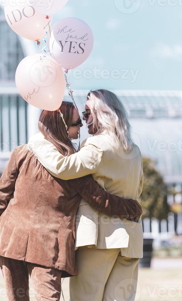 un par de mujeres gay sonriendo y besándose. pareja de mujeres jóvenes casadas del mismo sexo en su rutina diaria mostrando algo de afecto lgbt foto