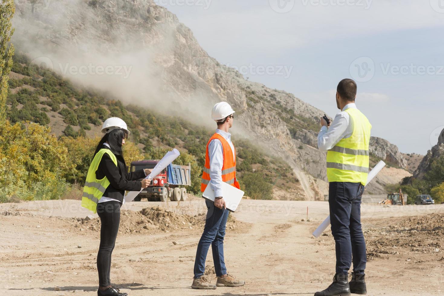 el ingeniero topógrafo está midiendo el nivel en el sitio de construcción. los topógrafos aseguran mediciones precisas antes de emprender grandes proyectos de construcción. foto