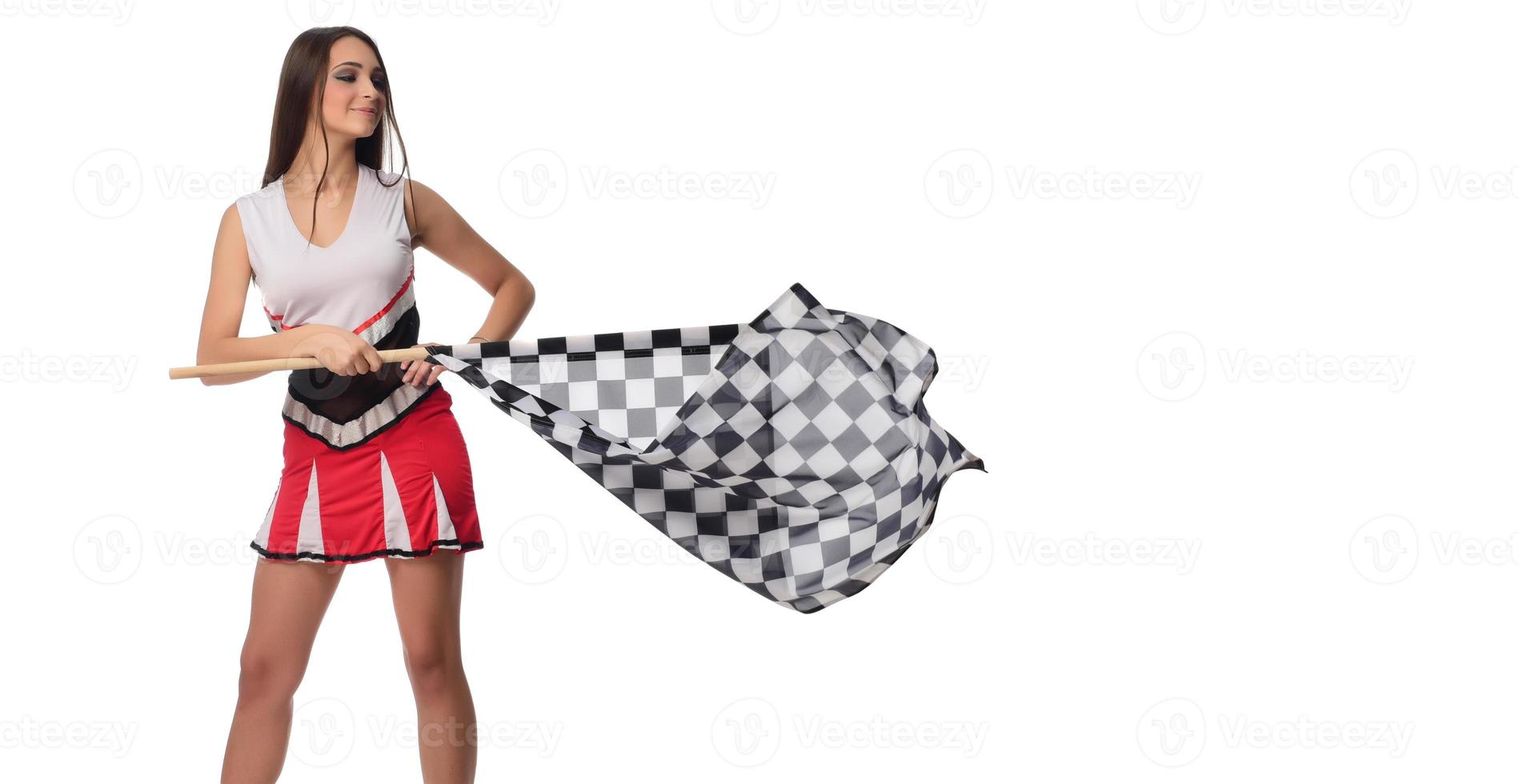 hermosa modelo sosteniendo la bandera de acabado aislada sobre fondo blanco. bandera de acabado de automovilismo en manos modelo femenino. foto