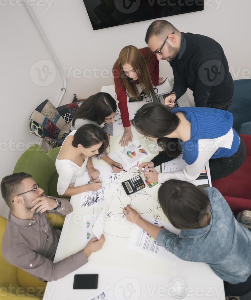 líder ejecutivo hablando con un grupo de empleados diversos felices en la reunión informativa de la oficina corporativa, foto