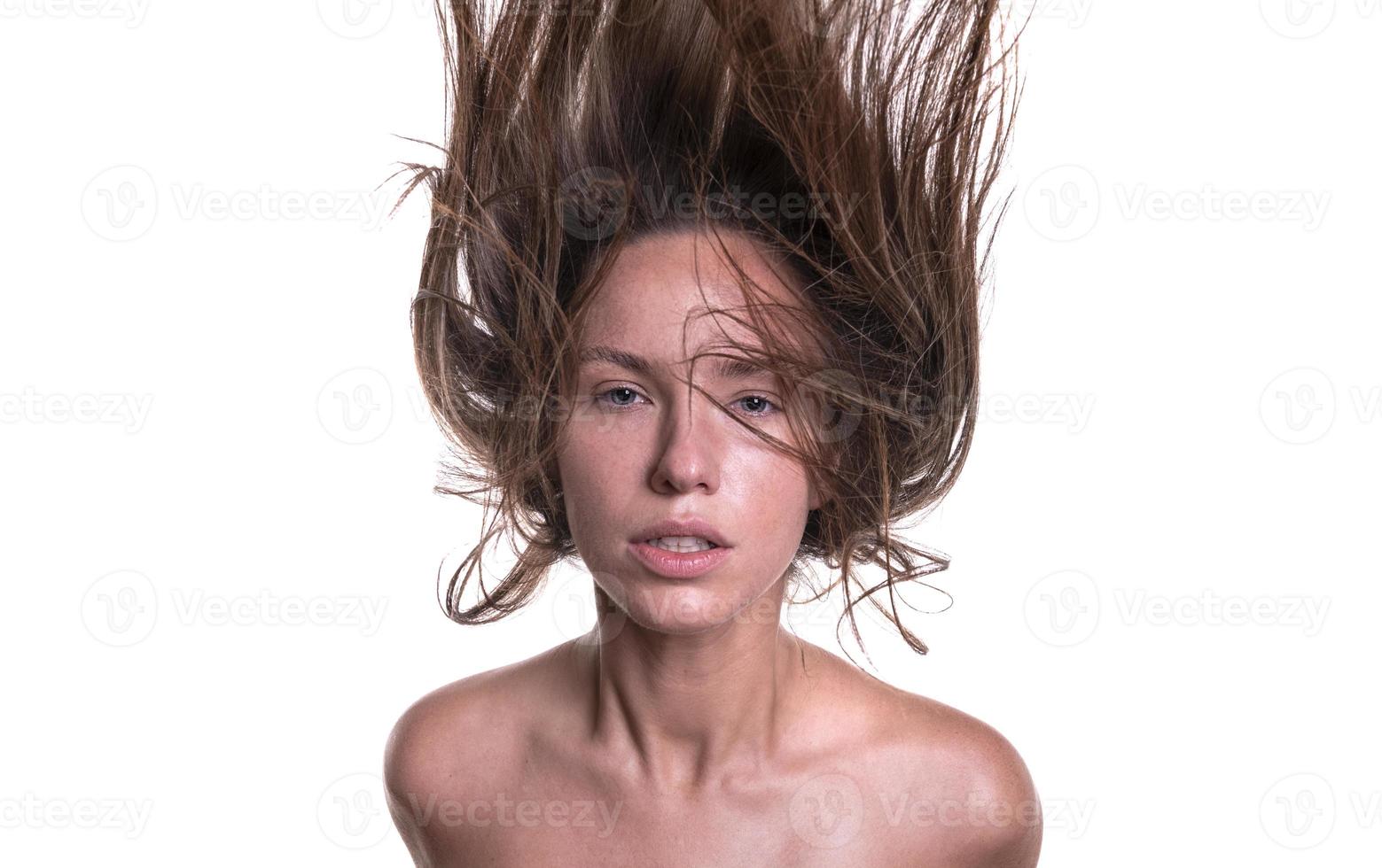 retrato de una mujer hermosa con el pelo largo. joven modelo morena con cabello hermoso - aislado sobre fondo blanco. niña con el pelo volando en el viento. foto