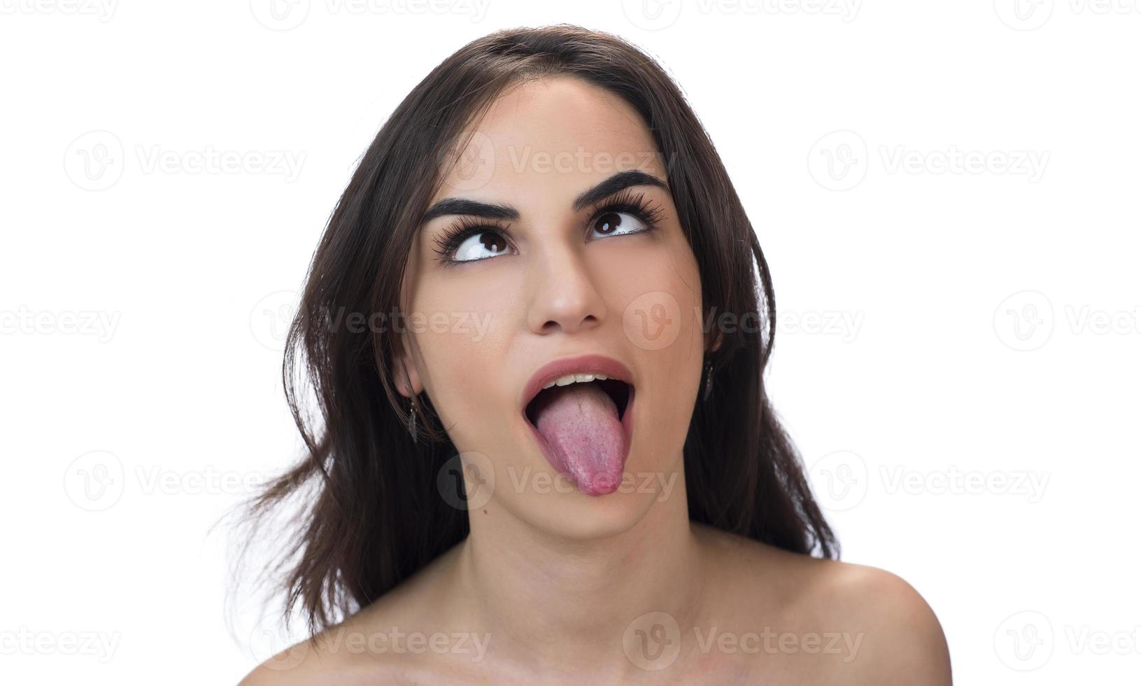 mujer de ojos entrecerrados con expresión extraña aislada en blanco foto