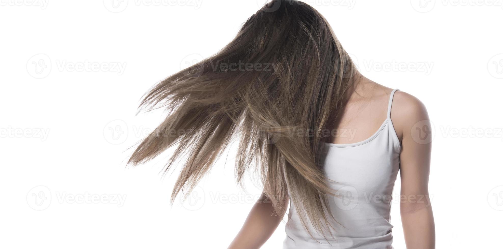 retrato de la joven con el pelo volador. aislado foto