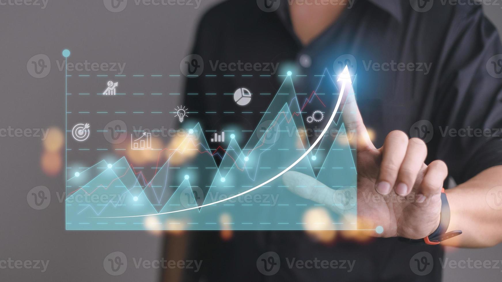 desarrollo empresarial para el éxito y el concepto de crecimiento creciente, hombre de negocios que señala el gráfico de flecha plan de crecimiento futuro corporativo foto