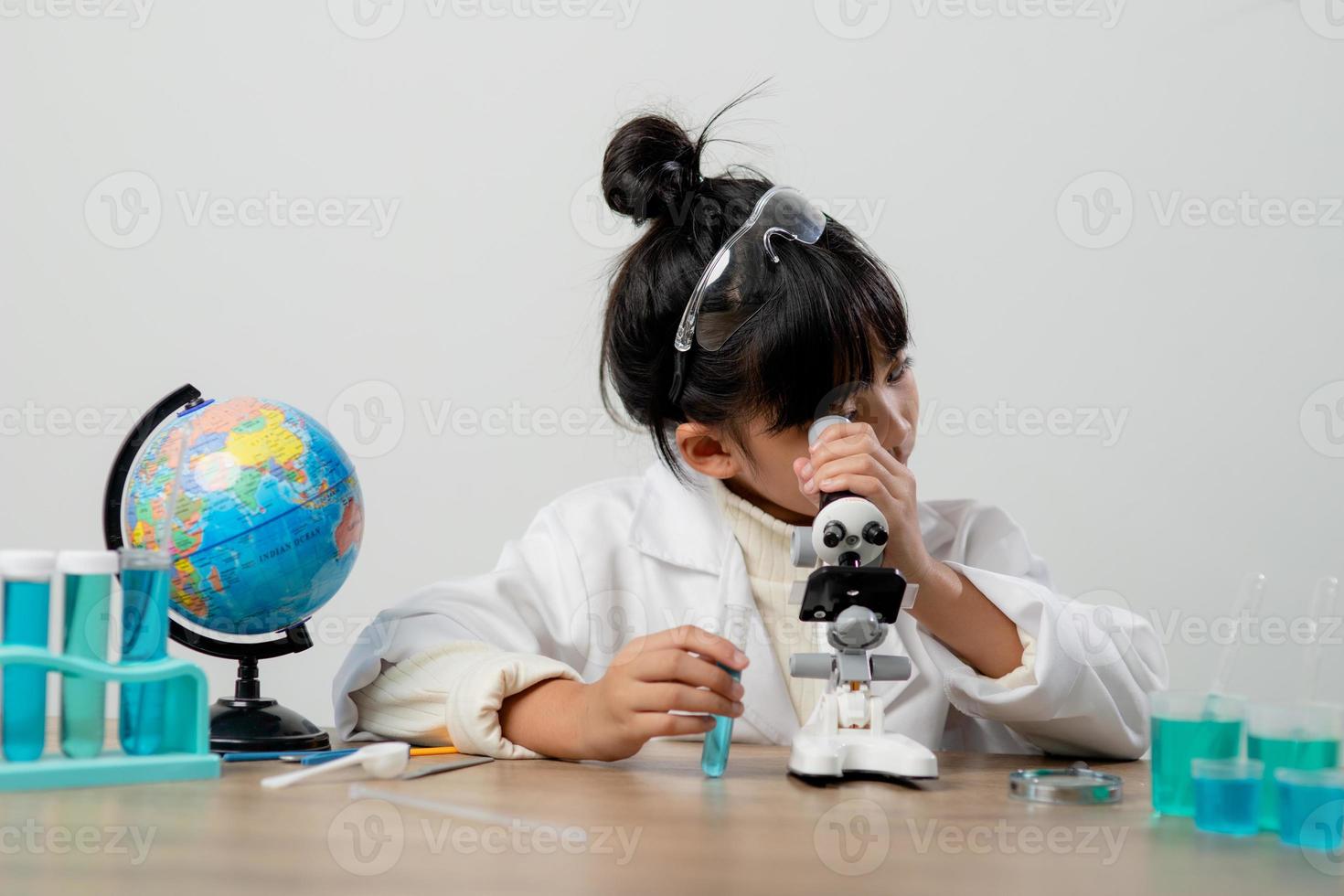 concepto de educación, ciencia, química y niños - niños o estudiantes con tubos de ensayo haciendo experimentos en el laboratorio escolar foto