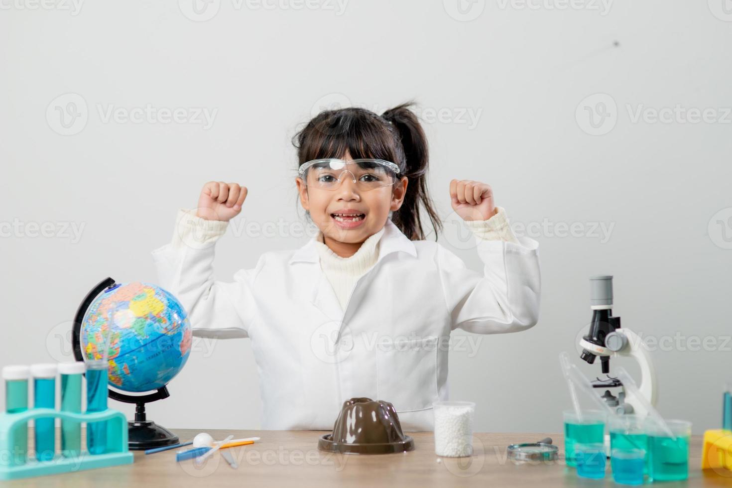 concepto de educación, ciencia, química y niños - niños o estudiantes con tubos de ensayo haciendo experimentos en el laboratorio escolar foto