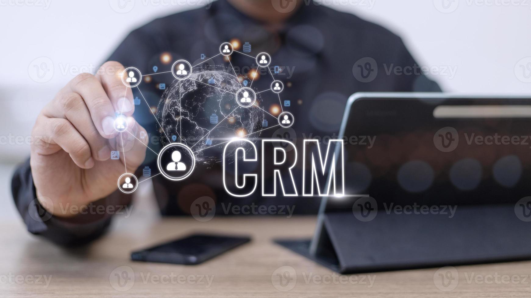 administración de relaciones con los clientes de crm para el concepto de sistema de marketing de ventas comerciales presentado en una interfaz gráfica futurista de la aplicación de servicio para respaldar el análisis de la base de datos de crm. foto