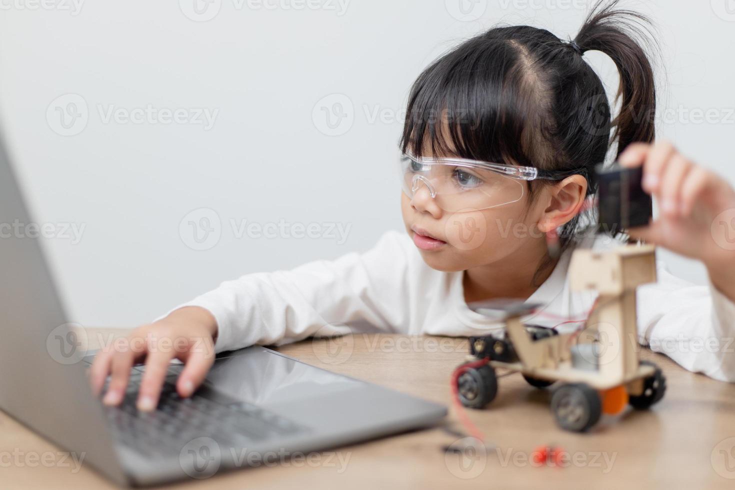 los estudiantes de asia aprenden en casa a codificar autos robot y cables de tableros electrónicos en tallo, vapor, ingeniería matemática, ciencia, tecnología, código de computadora en robótica para el concepto de niños. foto