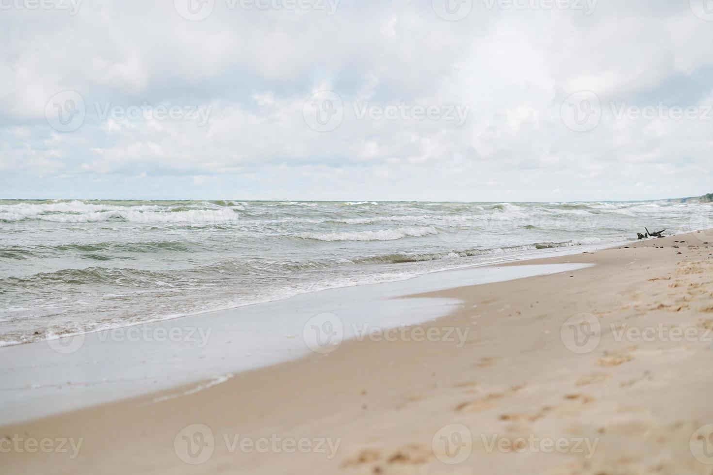 playa de arena en el mar báltico en una tormenta foto