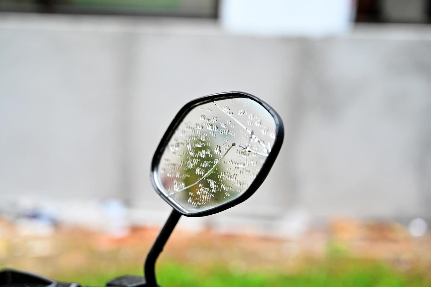 espejo retrovisor cubierto de gotas de agua de lluvia foto