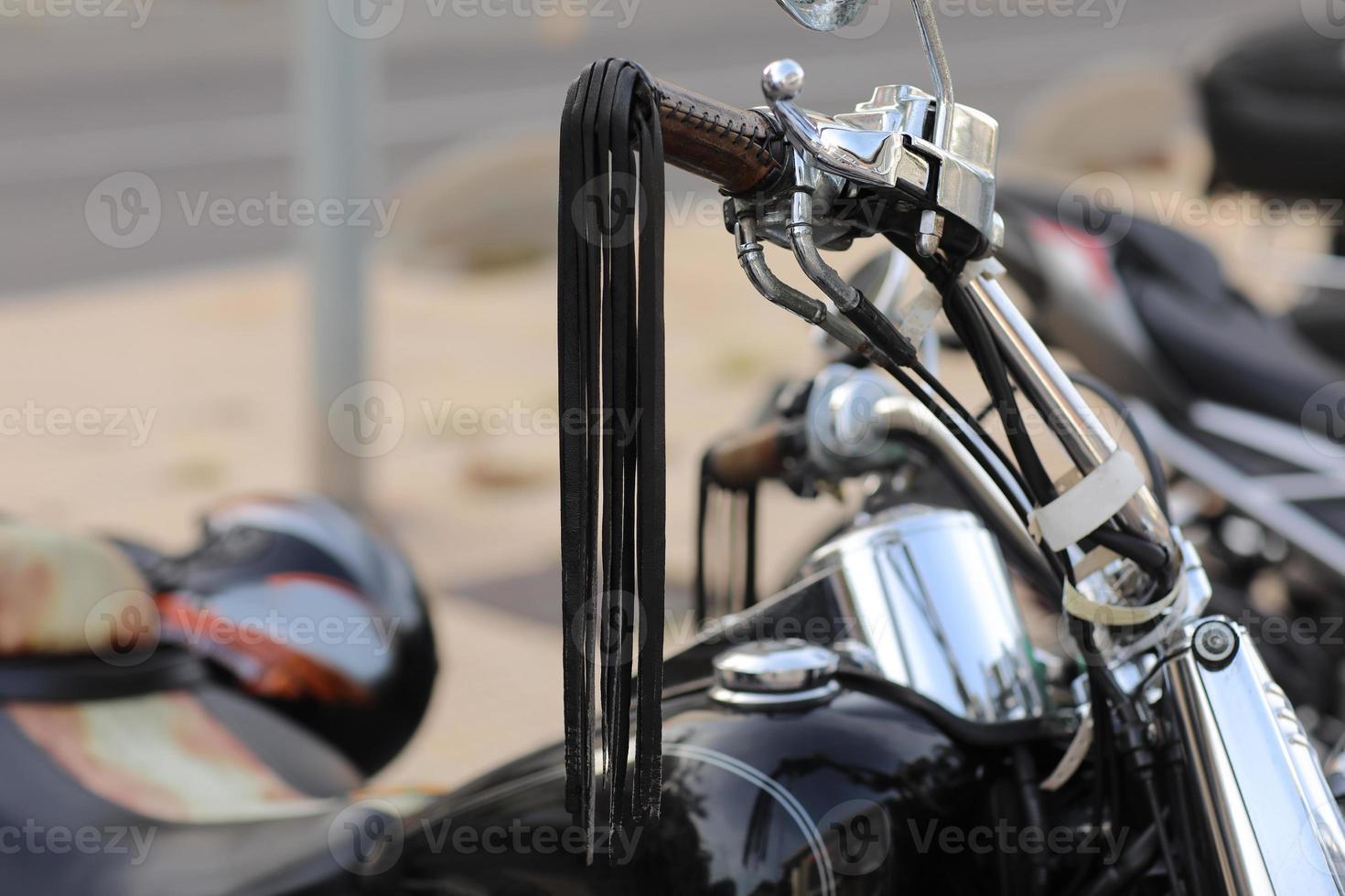 motocicletas retro estacionadas en el estacionamiento de motocicletas. reunión de ciclistas antes de un viaje conjunto por las calles de la ciudad foto