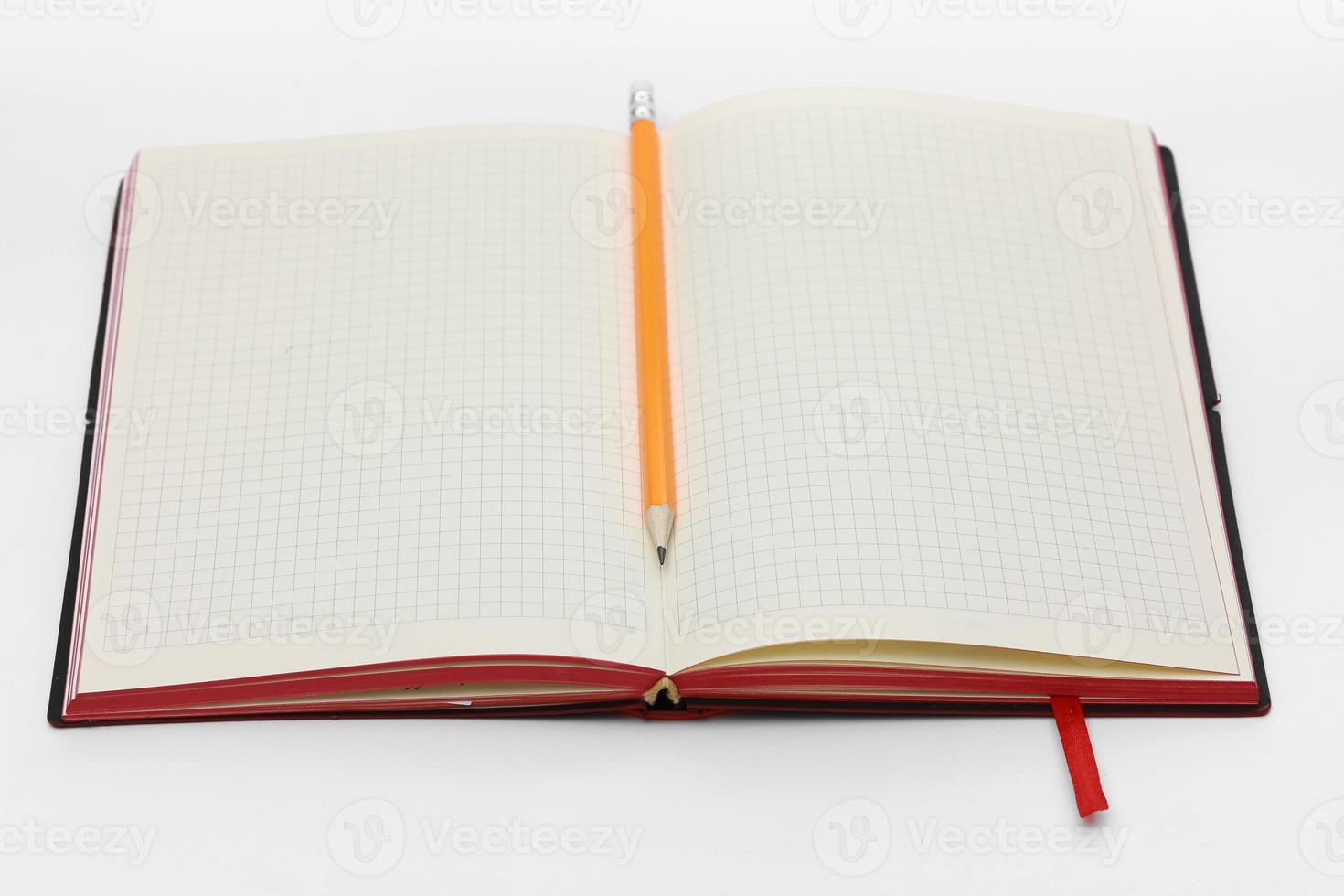 concepto de negocio. vista superior de la colección de cuaderno, página enrollada en espiral abierta en blanco y lápiz en el fondo para la maqueta foto