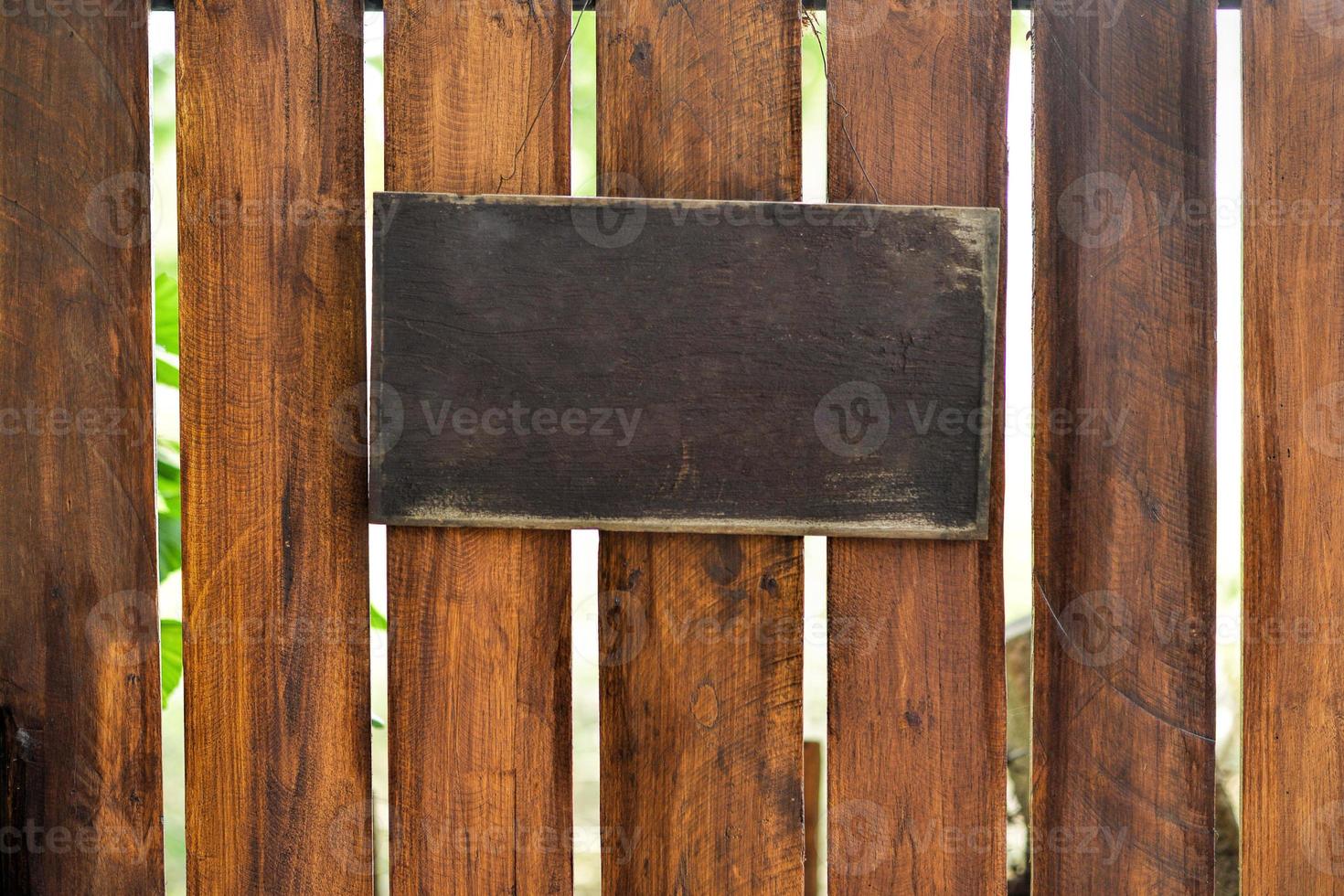 cartel de madera vacío en la cerca de madera foto