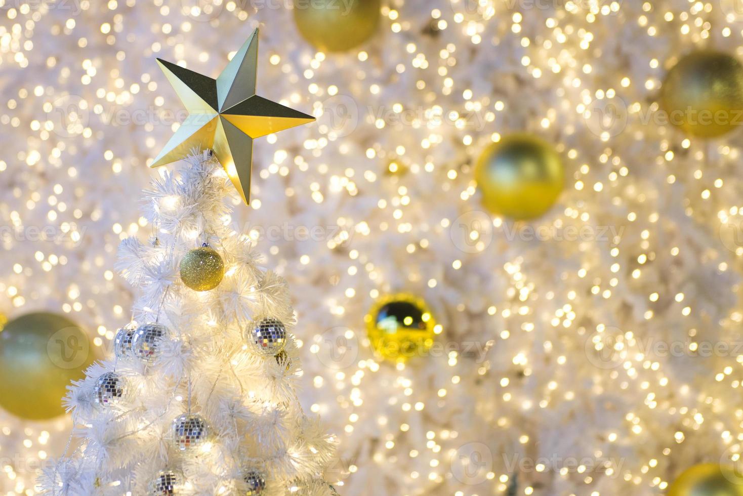 árbol de navidad y decoraciones y luces foto