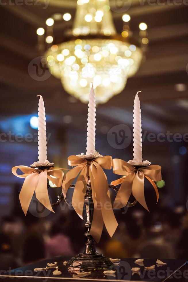 candelabros con velas en salón de baile foto