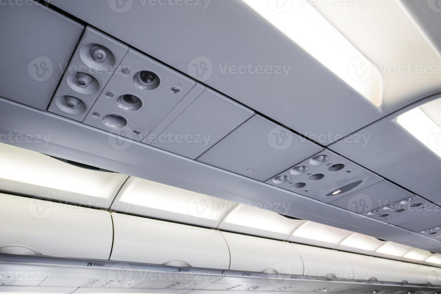 interior del techo del avión de la consola foto