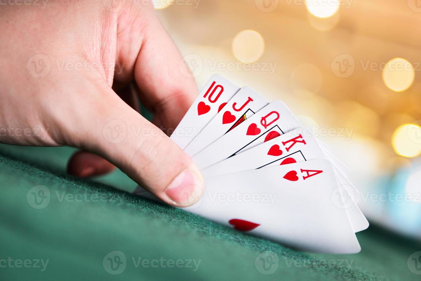 cartas de póquer en la mano foto