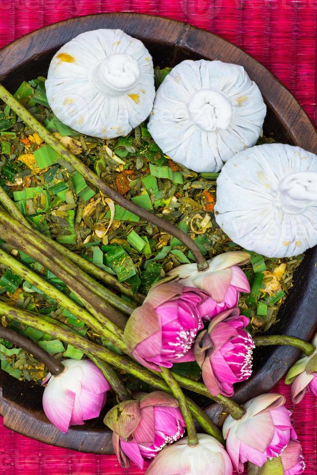 hierbas y bolas de hierbas tradicionales tailandesas foto