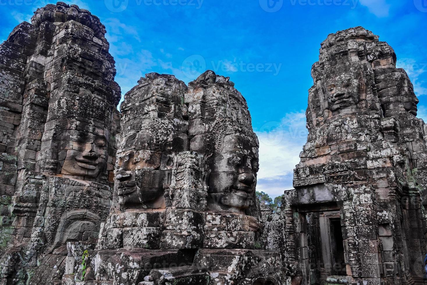 prasat bayon con caras de piedra sonrientes es el templo central del complejo angkor thom, siem reap, camboya. antigua arquitectura khmer y famoso hito camboyano, patrimonio mundial. foto