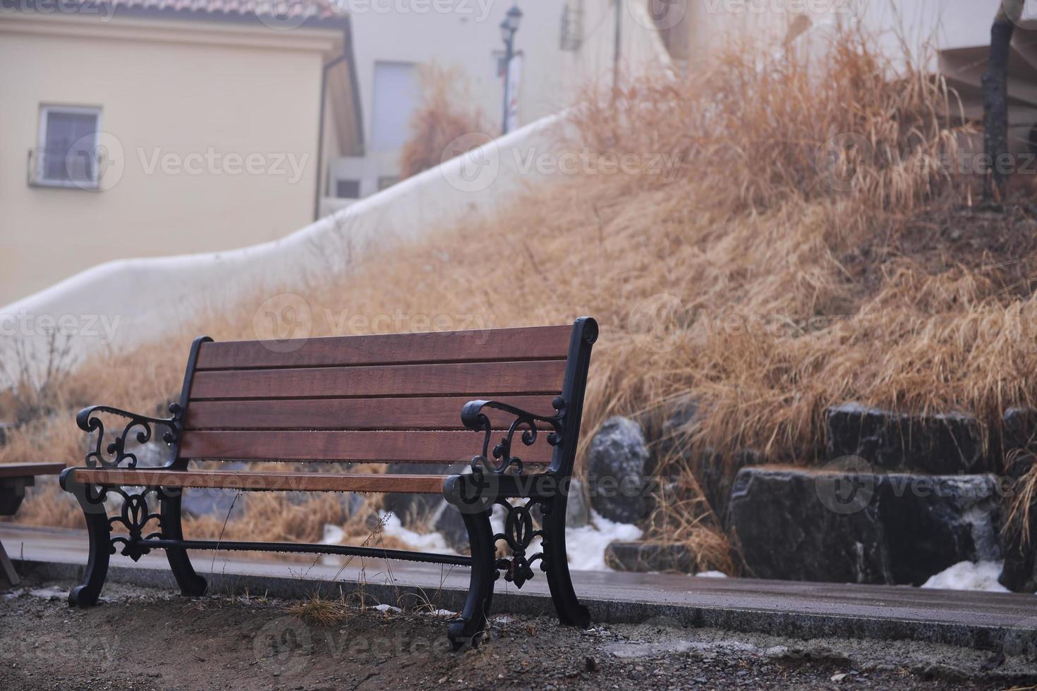 banco vacío en invierno foto