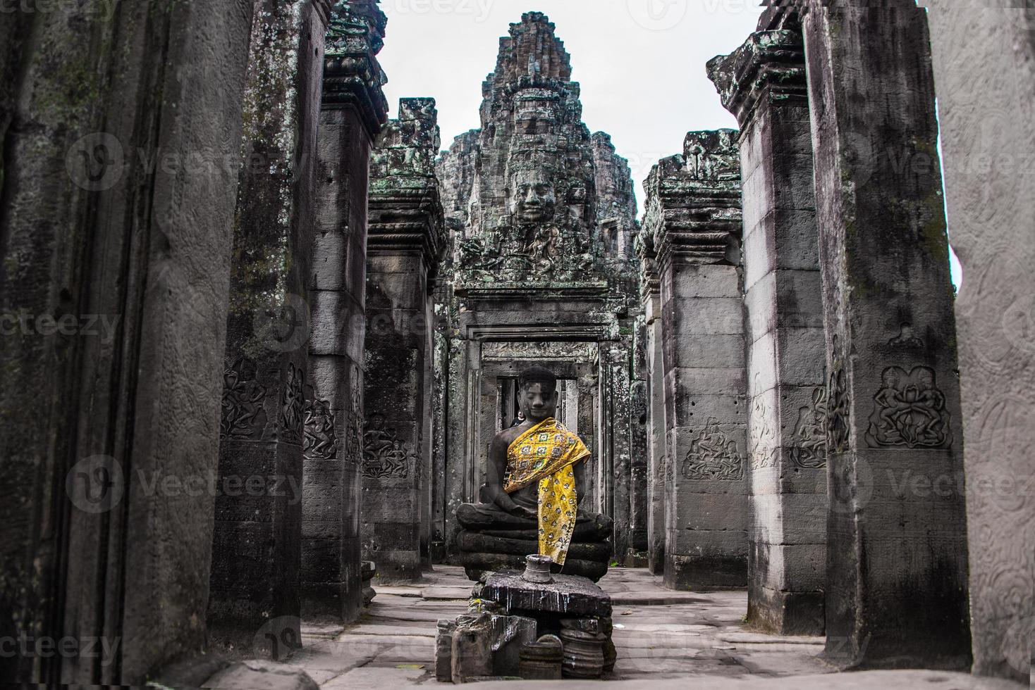 prasat bayon con caras de piedra sonrientes es el templo central del complejo angkor thom, siem reap, camboya. antigua arquitectura khmer y famoso hito camboyano, patrimonio mundial. foto