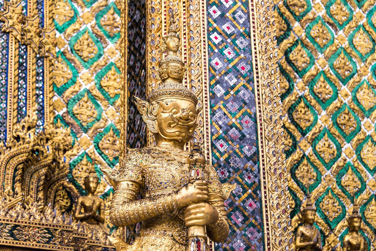 una estatua de yaksa en la guardia del templo en el templo del buda esmeralda, bangkok, tailandia foto