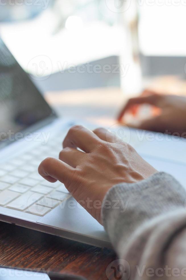 mujer que trabaja con una computadora portátil foto