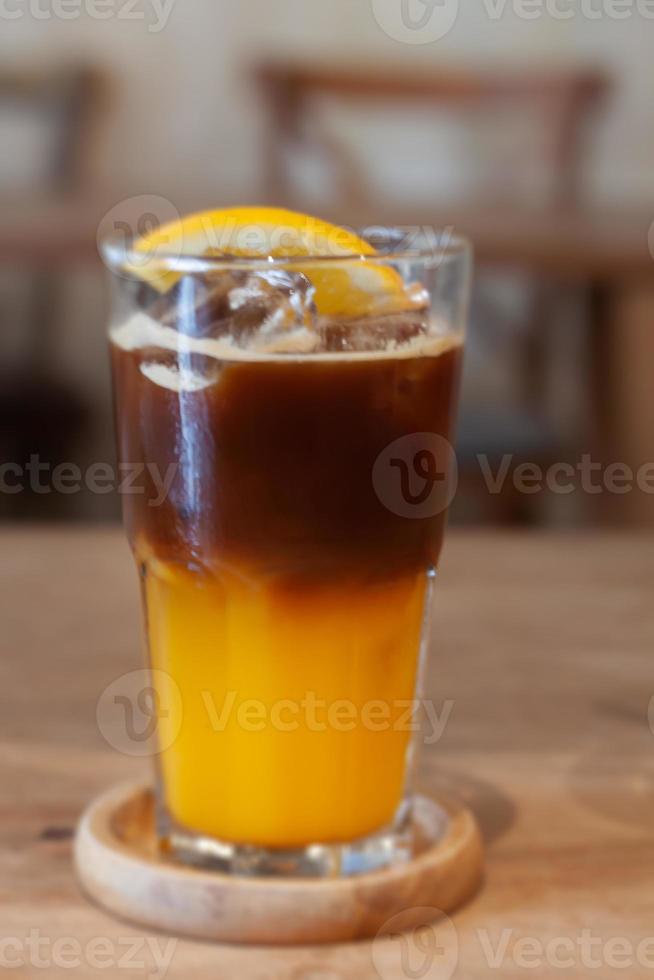 vaso de americano mezclado con jugo de naranja foto