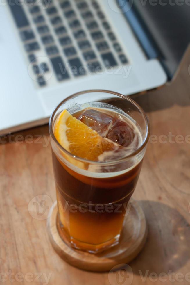 vaso de americano mezclado con jugo de naranja foto