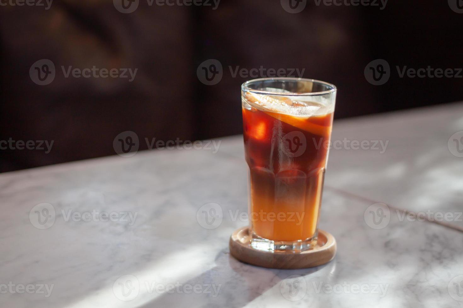 vaso de americano mezclado con jugo de naranja foto