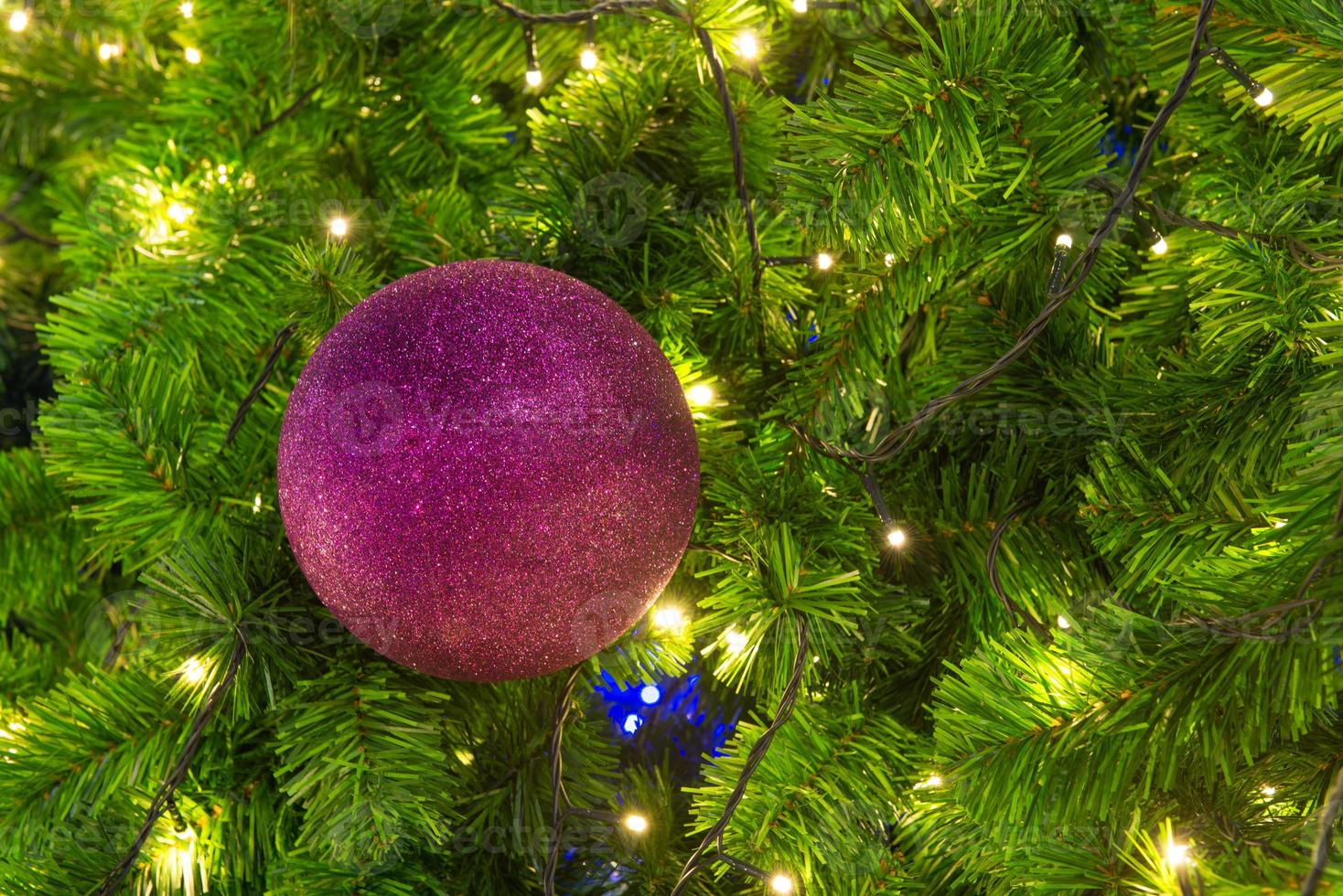 árbol de navidad y decoraciones y luces foto