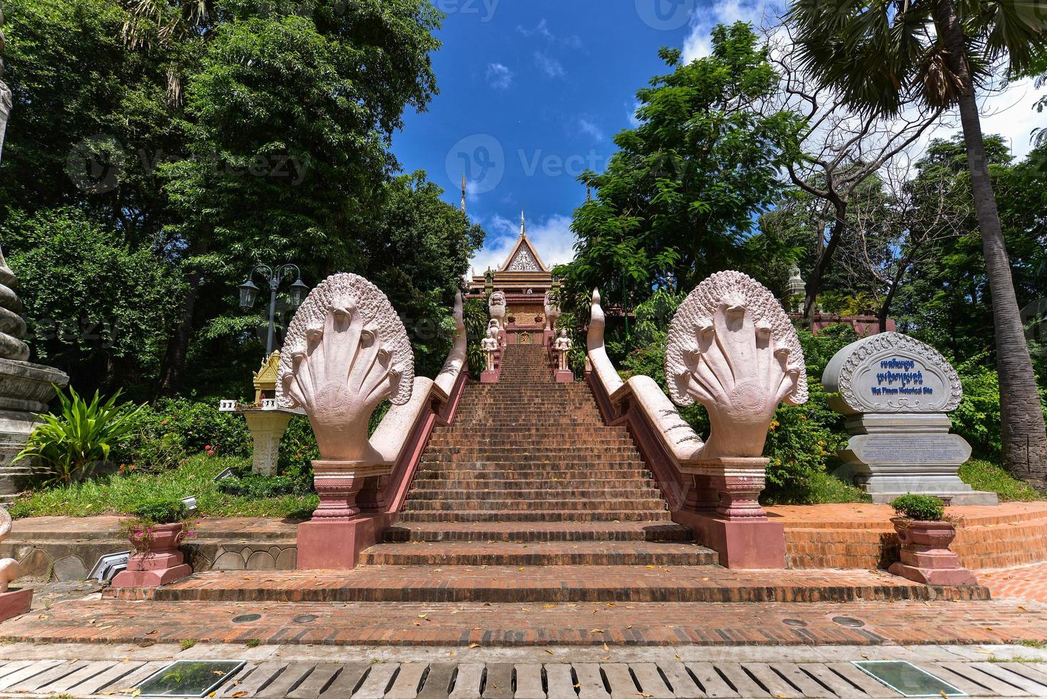 wat phnom es un templo budista ubicado en phnom penh, camboya. es la estructura religiosa más alta de la ciudad. foto