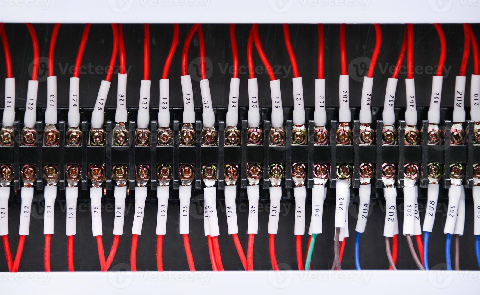 cierre los disyuntores y el cable en el panel de control foto