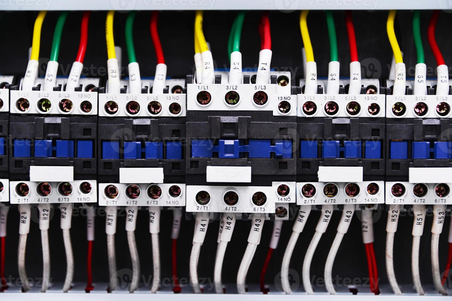 cierre los disyuntores y el cable en el panel de control foto